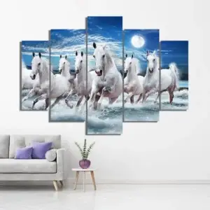 Pintura de cinco caballos blancos corriendo en el agua bajo la luna.