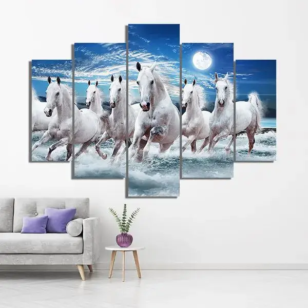 Pintura de cinco caballos blancos corriendo en el agua bajo la luna.