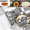 Primer plano de una máquina para hacer pasta con ajuste de grosor.