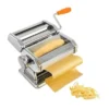 Máquina manual de acero para hacer pasta con masa saliendo.