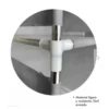 Conector plástico blanco uniendo tubos metálicos en un armario.