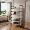 Zapatero organizador de 6 niveles en un dormitorio moderno.