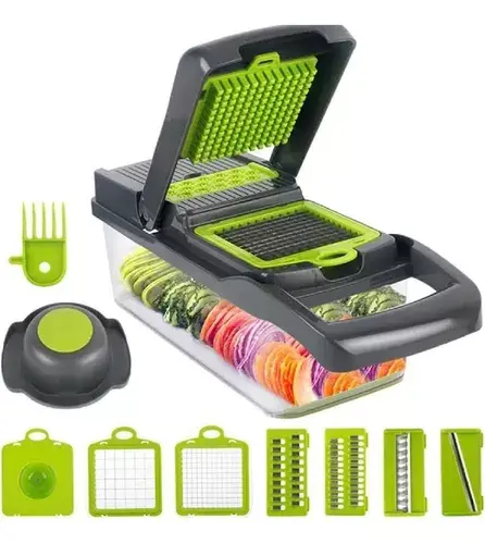 Rallador y picador de verduras con múltiples cuchillas y accesorios.